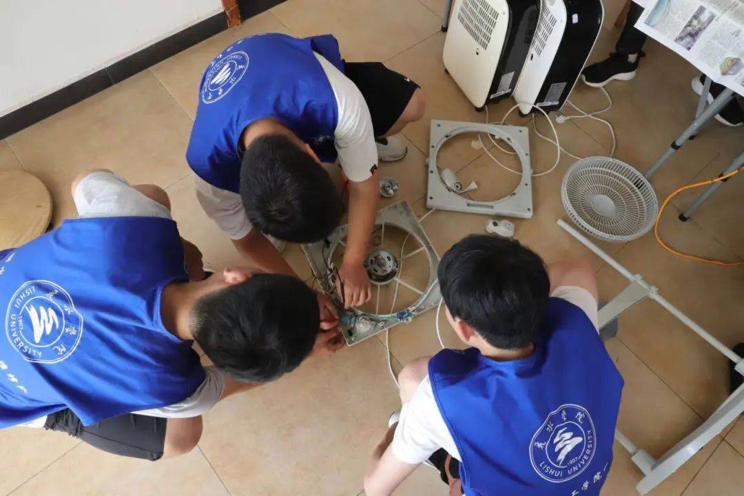 赞!大学生志愿者进社区送服务,遂昌居民家门口修电器