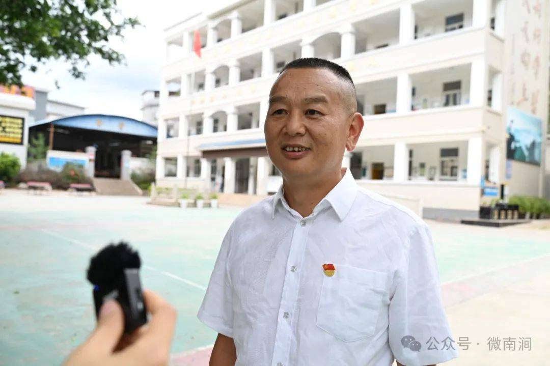 南涧镇中学杨加勇图片