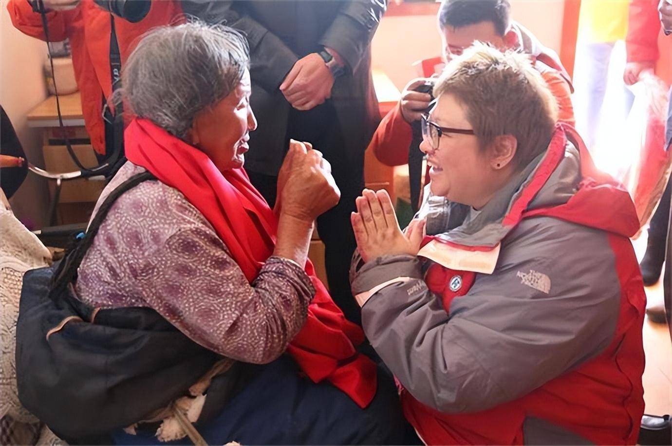 2015年尼泊尔发生强烈地震后,韩红第一时间发起募捐,并亲自带队前往