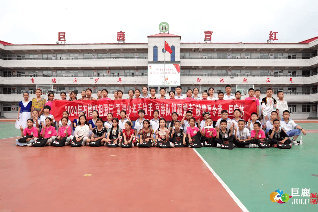 在育红小学,大家彼此在陶艺作品上提名留念,种下友谊的种子;在金玉庄