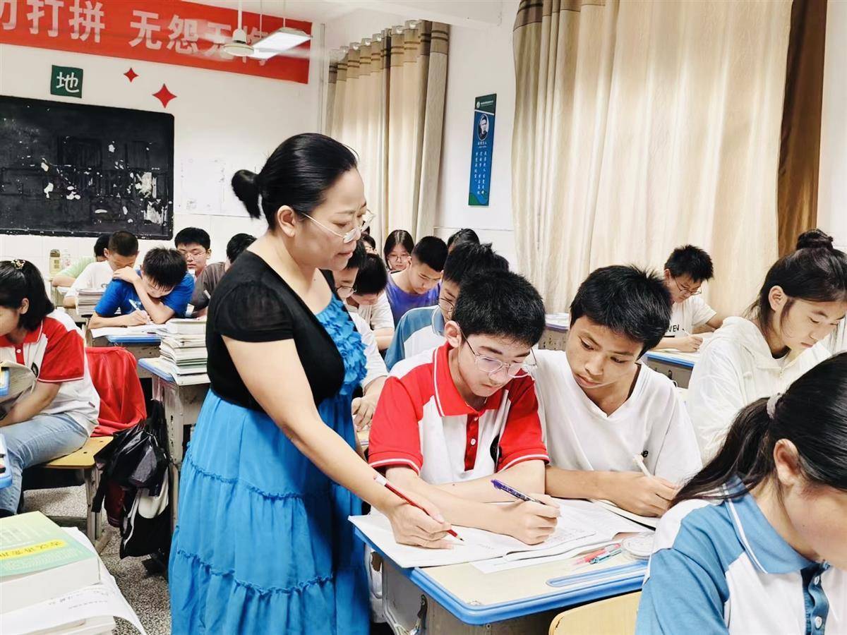 7月12日,毕业多年的梅杰,又给武汉市新洲区新集中学的熊菊芳老