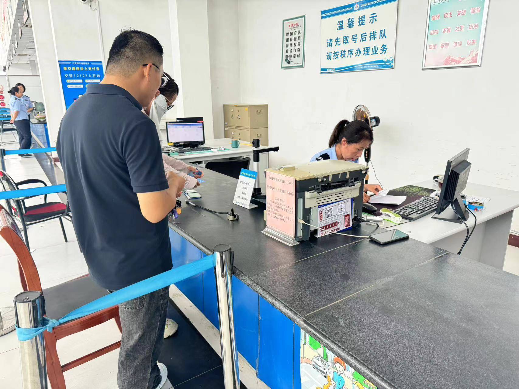 交警高新区大队车辆管理服务站开展延时服务 为民服务不打烊