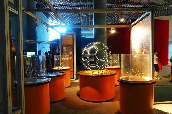 乘船夜游珠江,外观广州塔,"世界最大科技馆"广东科学中心,番禺大学城