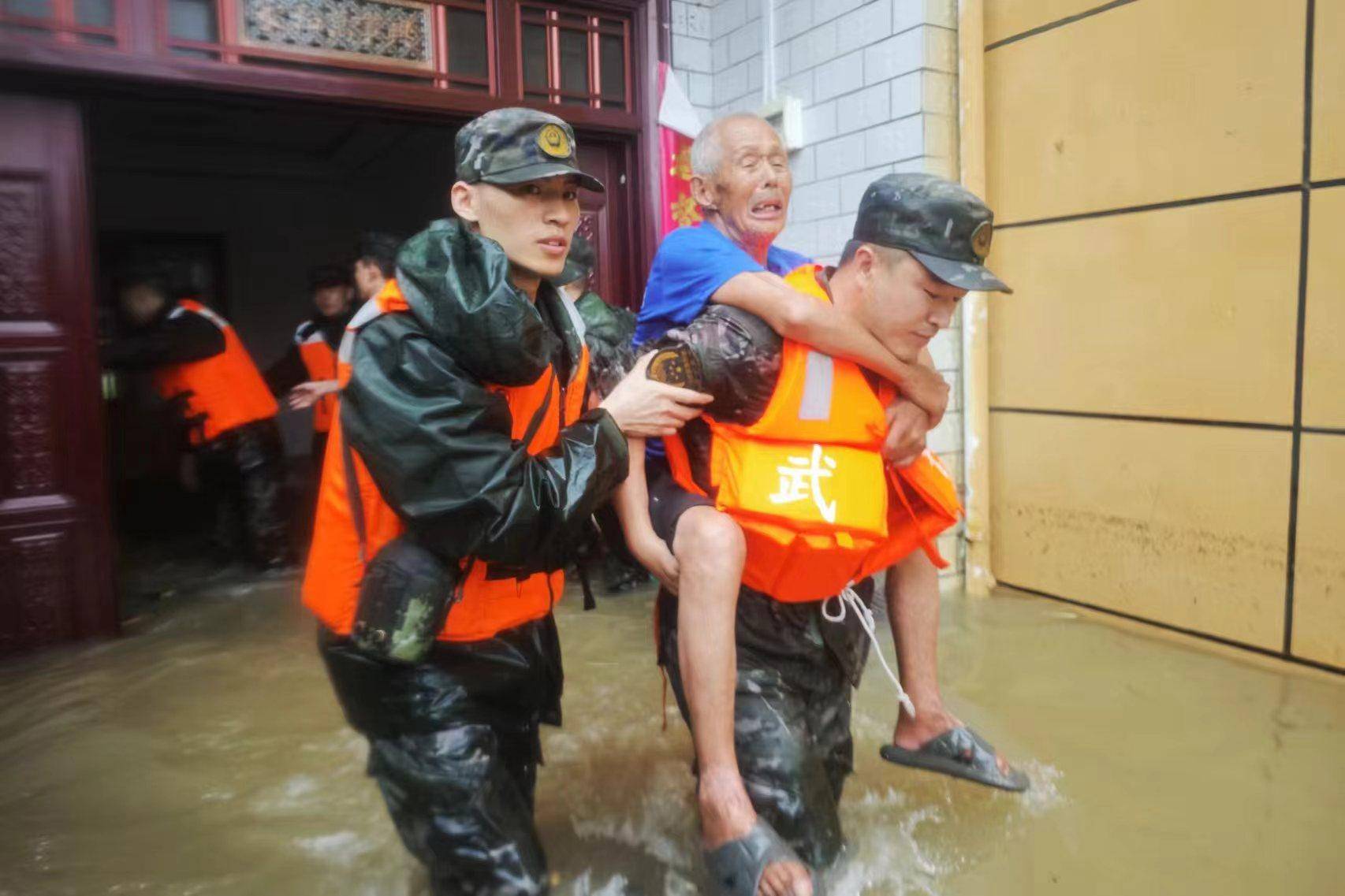 河南武警官兵洪水中营救被困群众