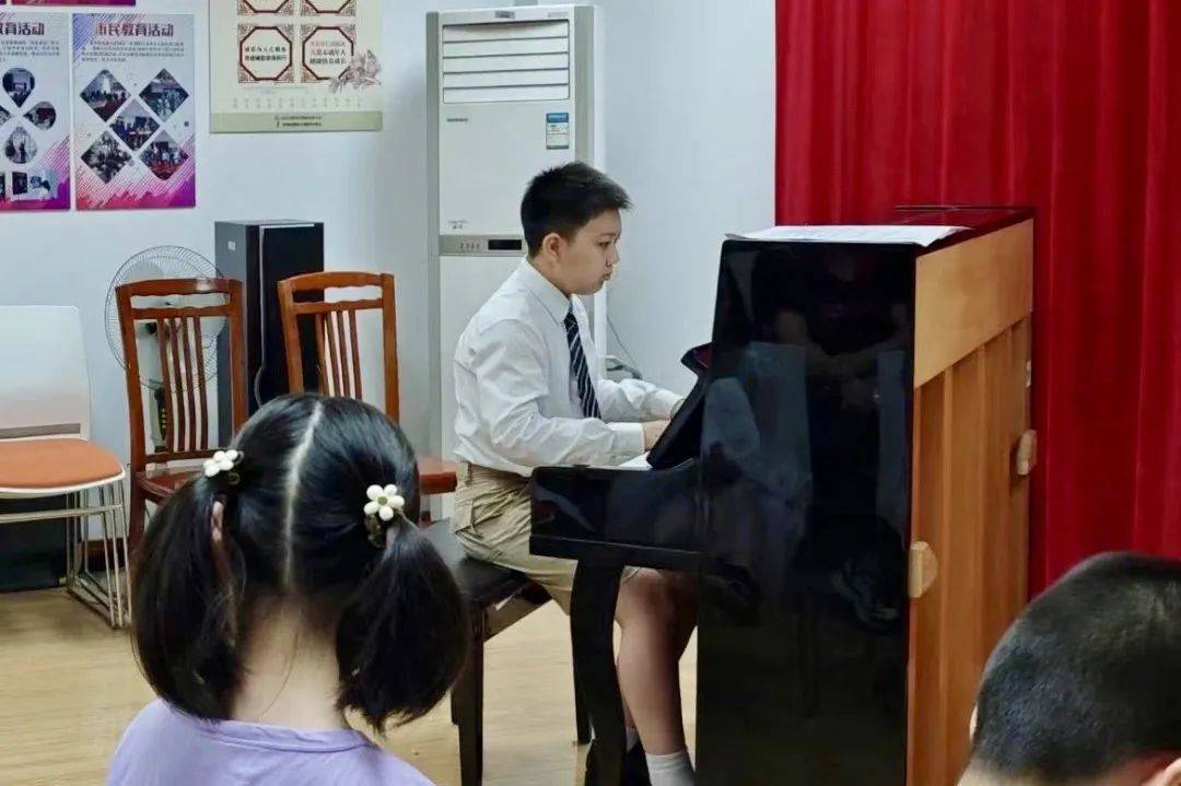 跟旋律一起舞动,来听"小小演奏家"的夏日音乐会_小朋友_花园社区_钢琴