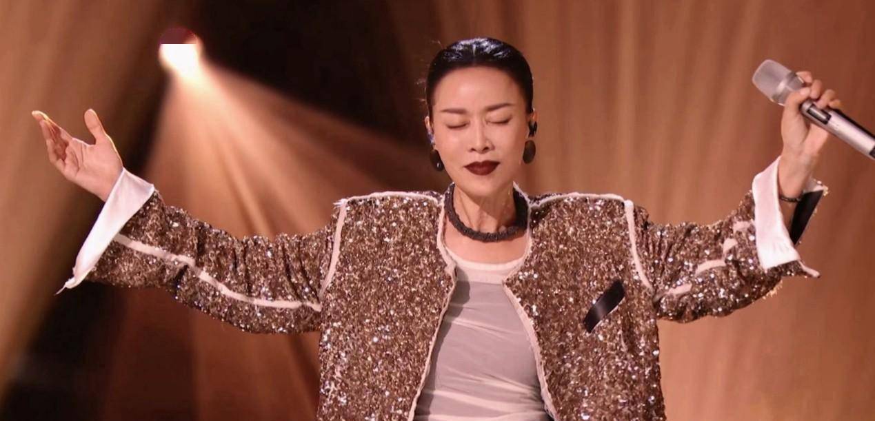 《歌手》那英终于夺冠!激动到不顾男女有别,当着全国网友亲杨杨