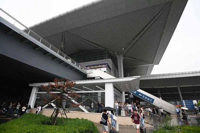 太原地铁1号线太原南站东广场站开放