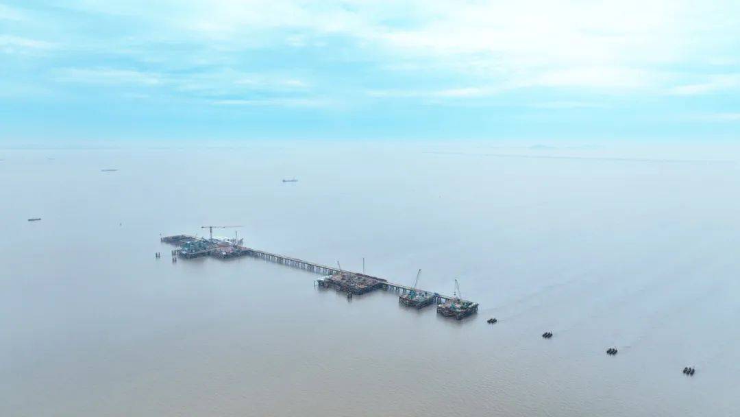 杭州湾跨海铁路桥南航道桥主墩钻孔桩施工全部完成