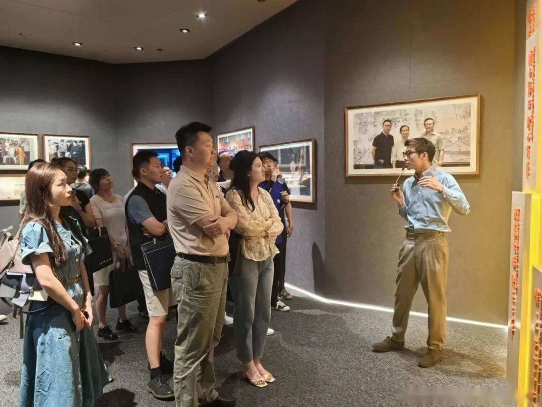 学员们参观阿里巴巴科技展厅,了解其企业文化,管理理念,电商平台运营