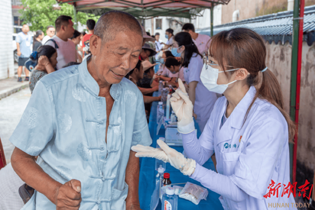同济医院健康服务团的医护人员仔细查阅他们的检查报告,耐心沟通了解