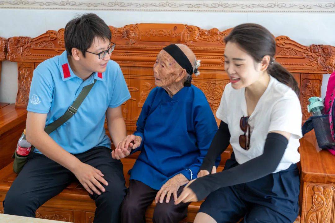 本科毕业后,马红英参加"中国青年志愿者扶贫接力计划",前往新疆阿勒泰