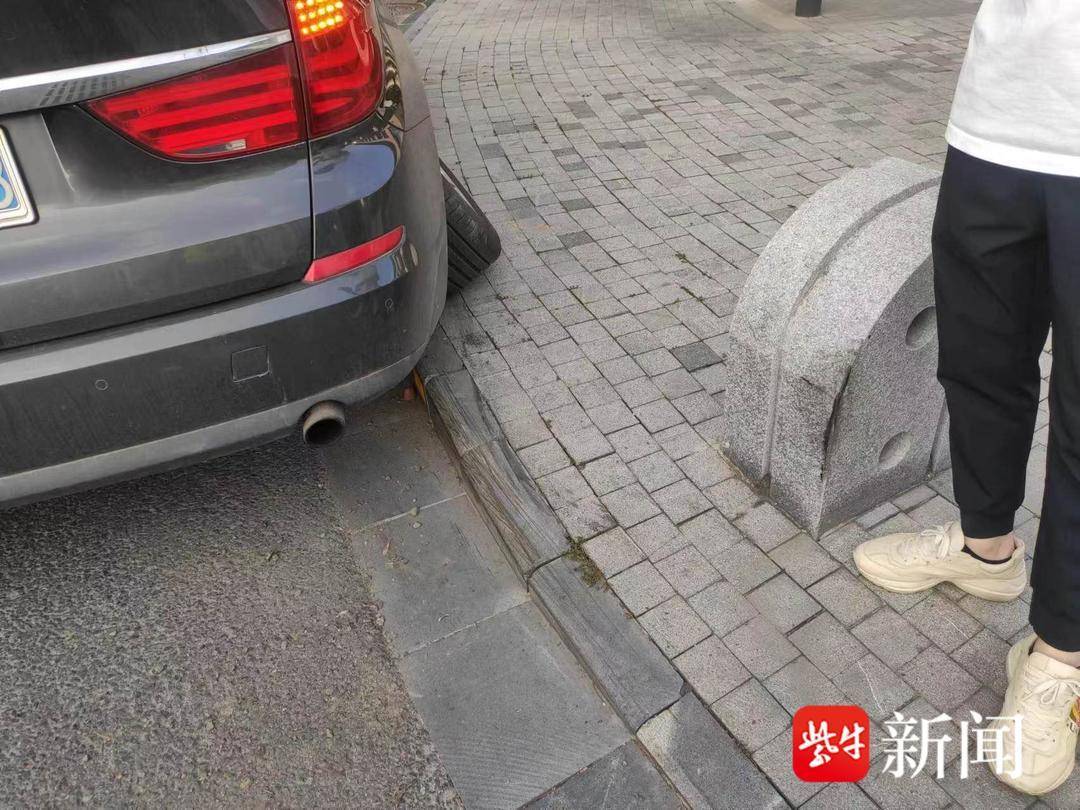 连续操作失误撞上路牙,小轿车"崴"断后车轮_李某_事故_江宁开发区