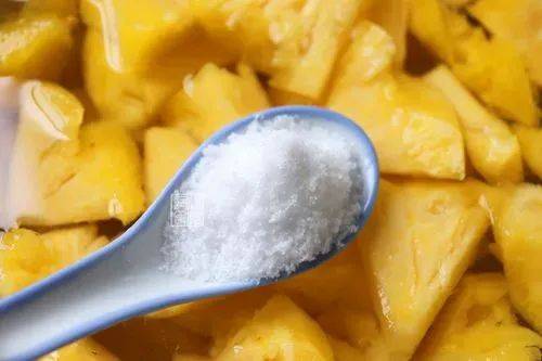 菠萝为什么泡了盐水就不"扎嘴"了?