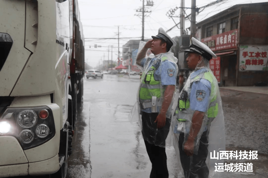 【夏季行动】夏县公安交警一一以"雨"为令 全力保畅通