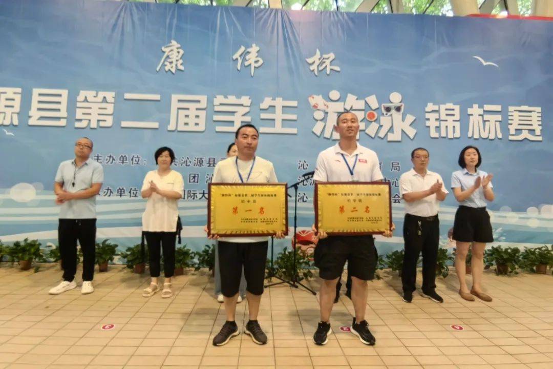 温馨小课堂饭后饱腹时游泳不仅影响胃肠道对食物的消化