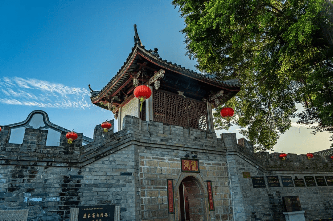 古寨始建于南宋,明,清为发展的盛期,至今已有1000多年历史,现在仍保存