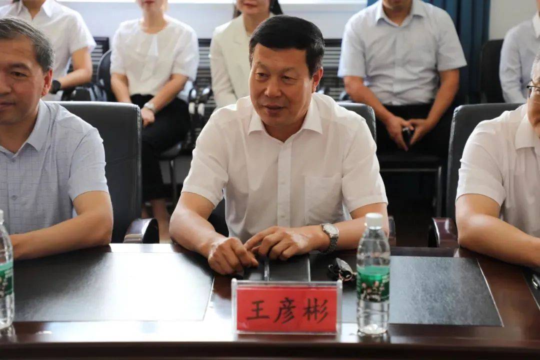 01【专家报告明方向,经验分享铸辉煌】邵校长在报告中深刻阐述了教育