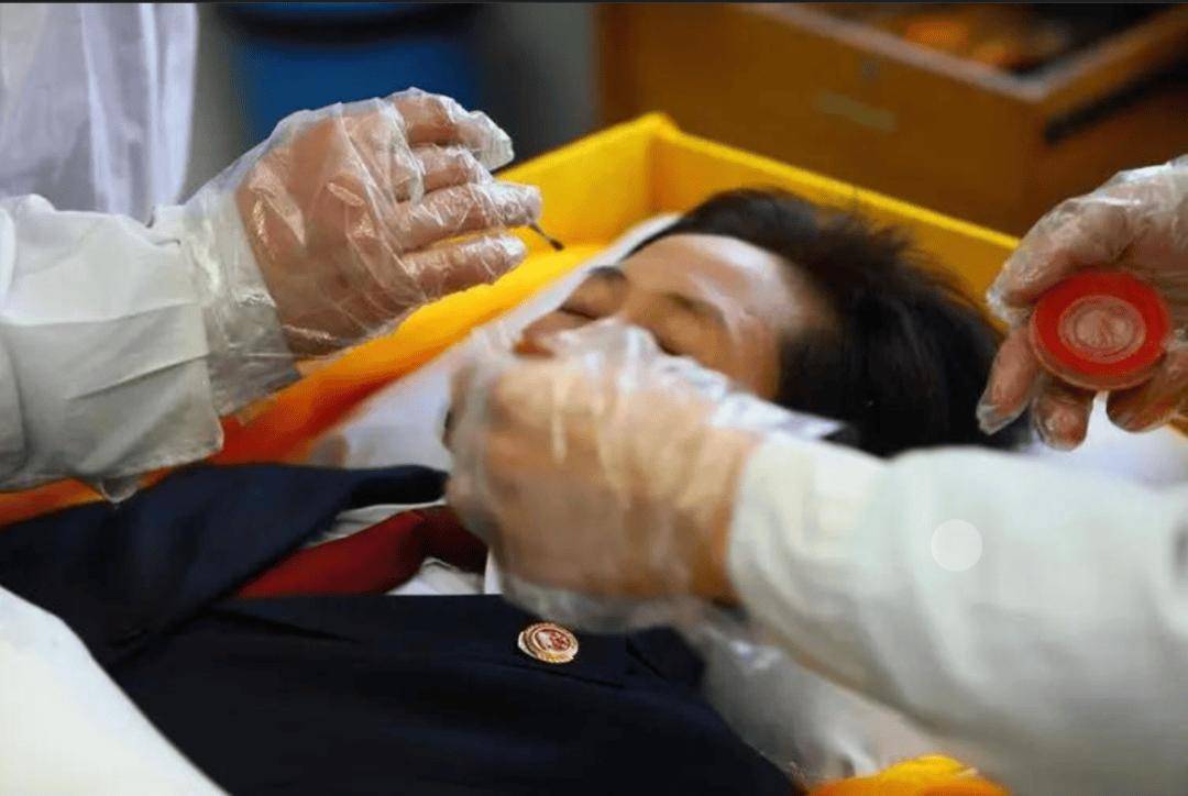 为何不能用手触摸逝者遗体?入殓师:不是迷信,就算亲人也不行