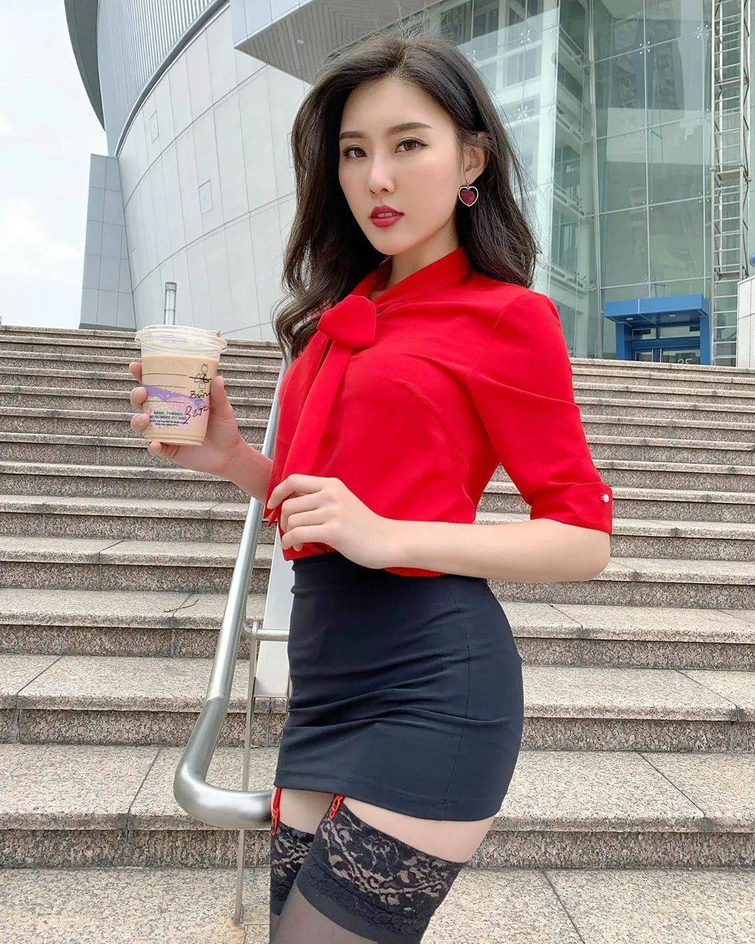 翻牌||宝岛第一腿模她穿黑丝太绝了完全顶不住