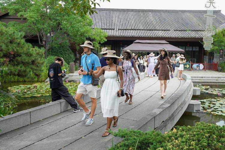 人民日报:新澳门内部资料精准大全-我们的节日·端午|巴南南彭街道：端午佳节文艺汇演共传中华文化