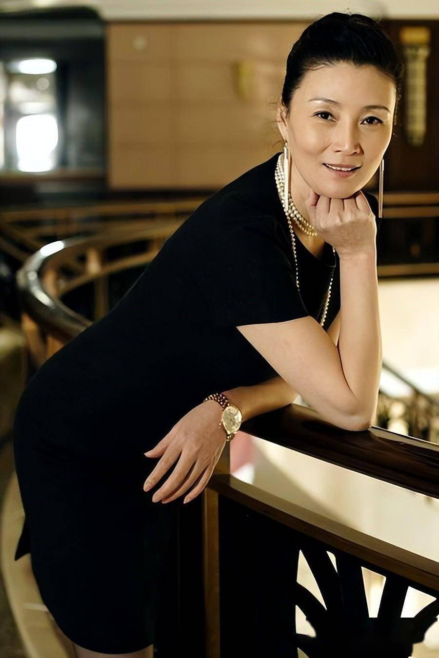 66岁朱茵近照曝光:皮肤白皙发际线后移,穿拖鞋赶高铁亲和力十足