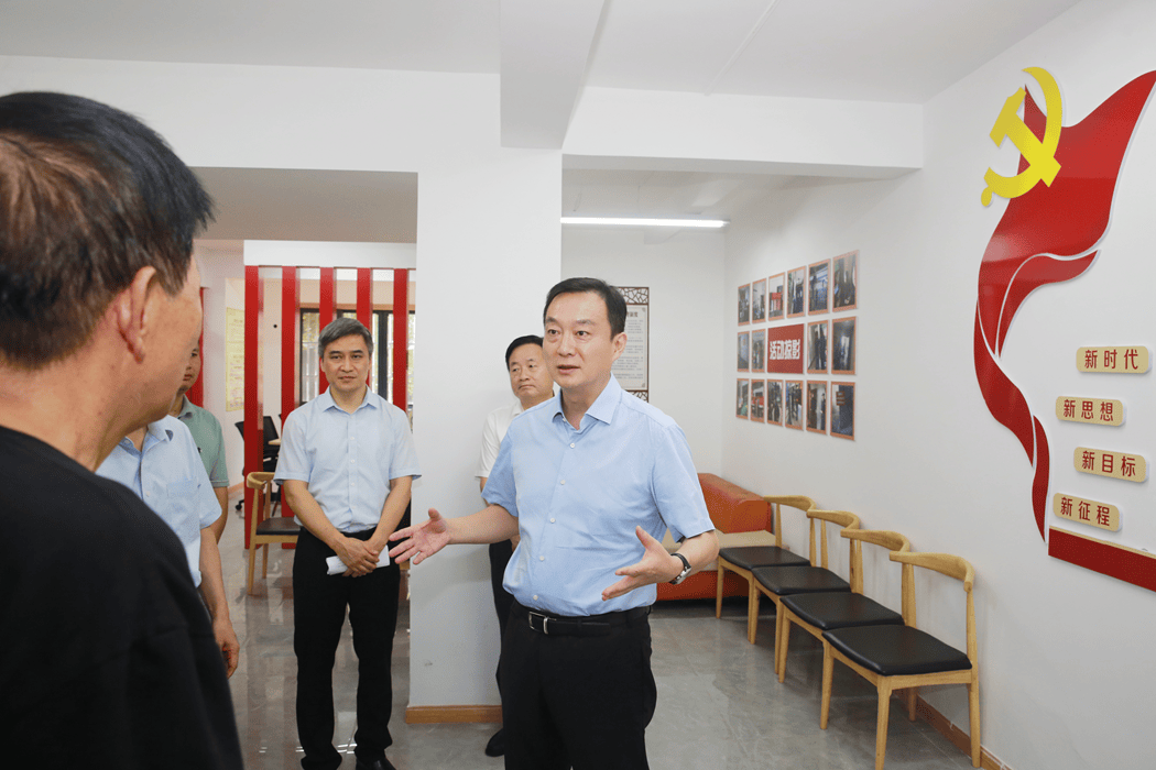 7月23日上午,市委副书记,市长孔涛深入基层党支部工作联系点——世纪