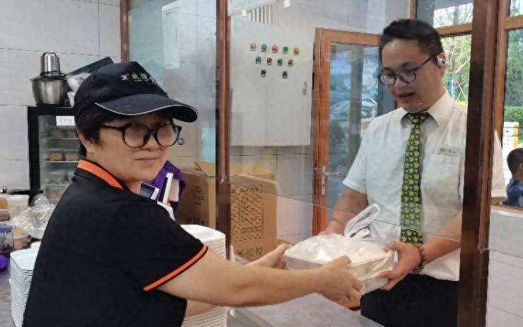 送餐上门!西华这项暖心服务再升级_跃进社区_张大爷_老年人