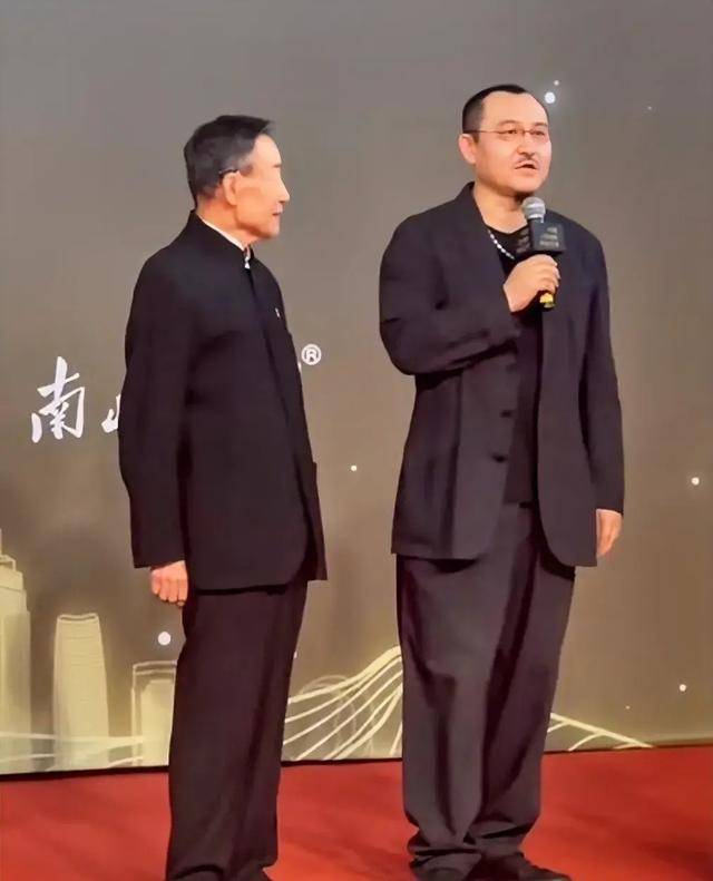 这夜，跟周迅一同上台颁奖的朱一龙，让所有人见识到他的江湖地位