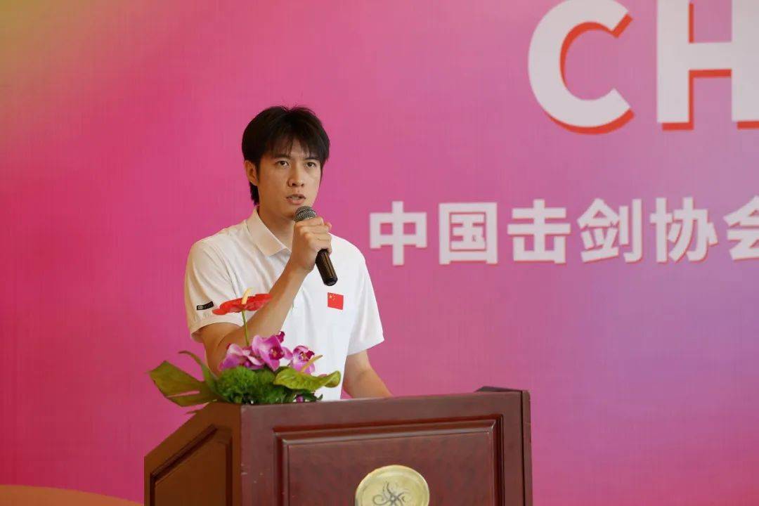 2000名剑客在厚街上演『剑锋对决』_击剑_比赛_赛事