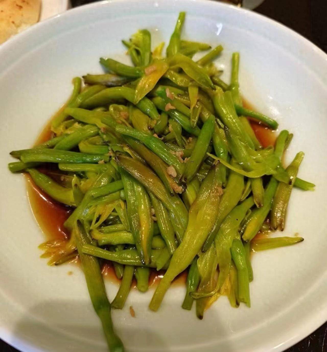 食用鲜黄花菜后呕吐不止,专家:谨防食物中毒,干黄花菜比鲜黄花菜更