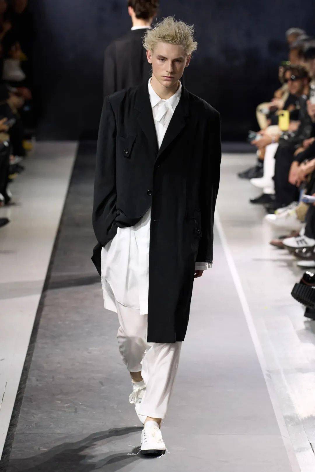 山本耀司yohji yamamoto 2025春夏男装系列发布!_服装_公众_作品
