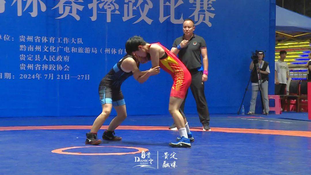 等战术一"跤"高下施展出过桥摔,抱腿摔,过背摔运动员们使出浑身解数