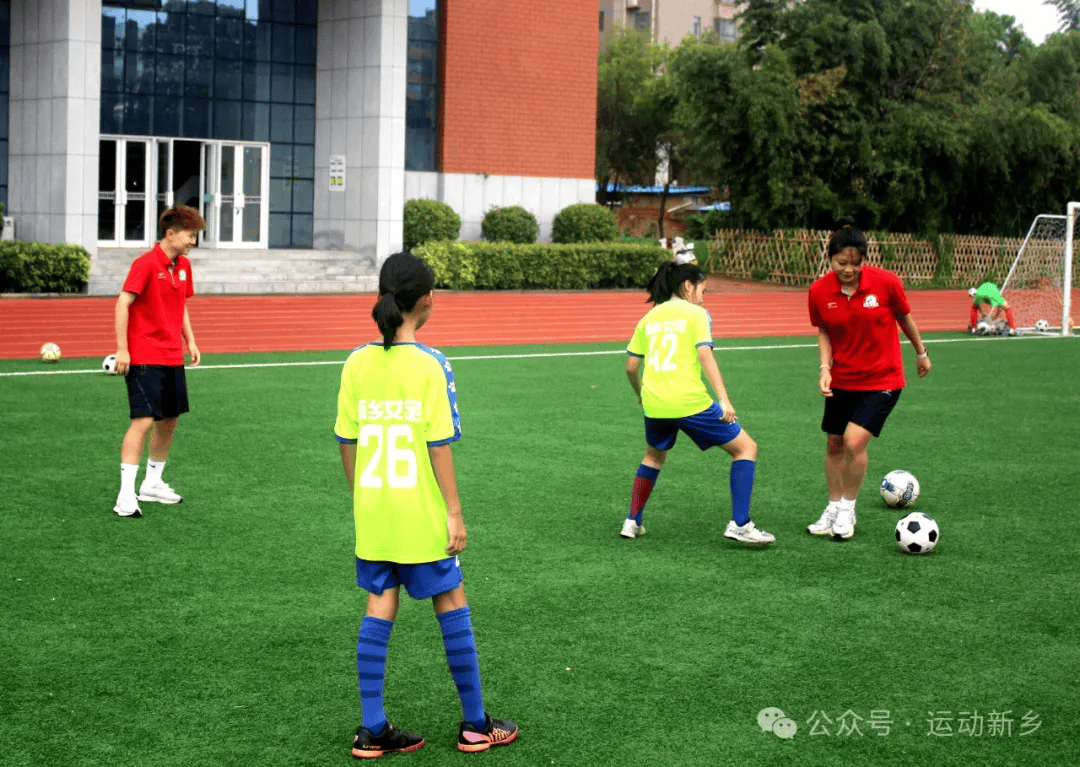 走进位于市第二中学的新乡市女足训练基地,与一群怀揣足球梦想的小