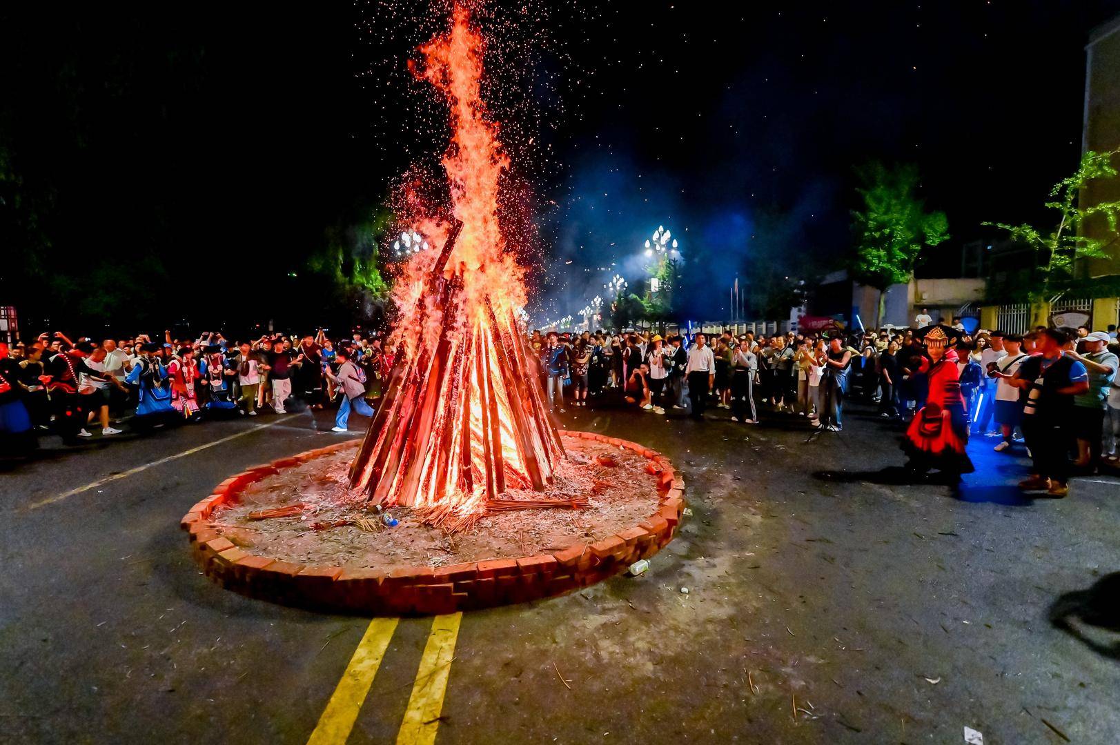 凉山越西县彝族火把节举行,现场如大型"民族时装秀"