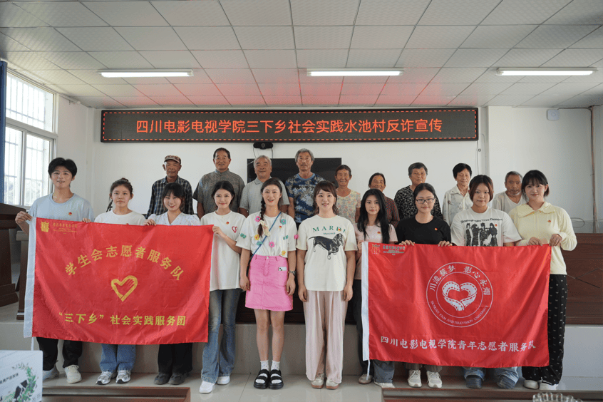 志愿者们在剑门关景区开展义务讲解服务志愿者们在剑阁县柳沟小学