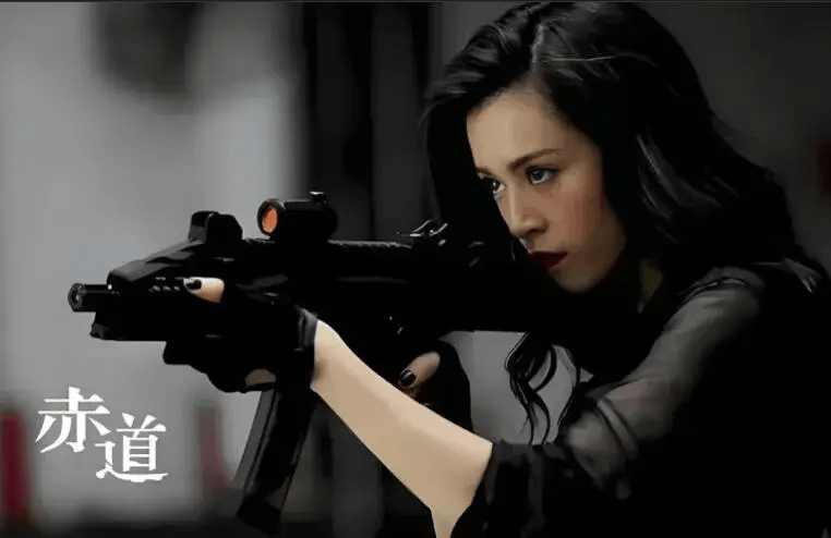 接着又出演了犯罪动作片《寒战2》的欧咏恩,是片中周润发的徒弟,凭借