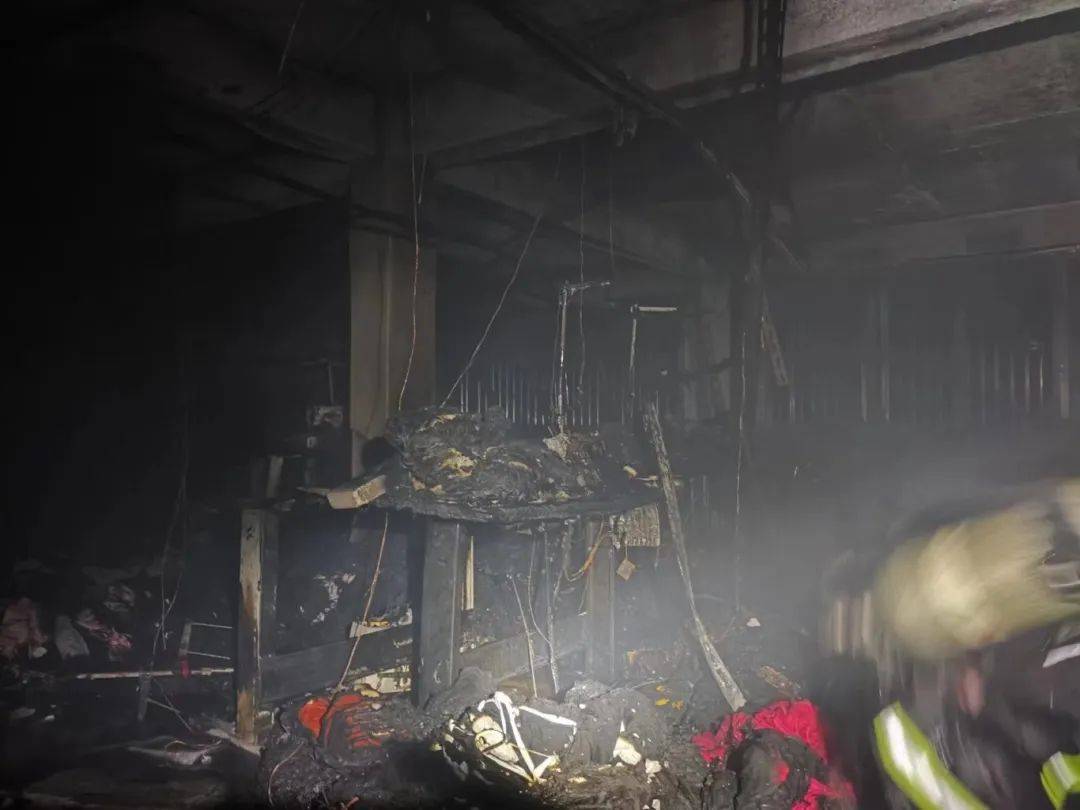 潮汕一内衣作坊起火,缝纫机,布料等被烧毁_火灾_人员_场所
