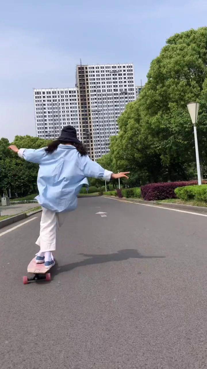 运动让我活力满满云优滑滑板 长板 向上的青春