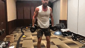 "雷神"晒肌肉照却被群嘲:这腿太离谱了!