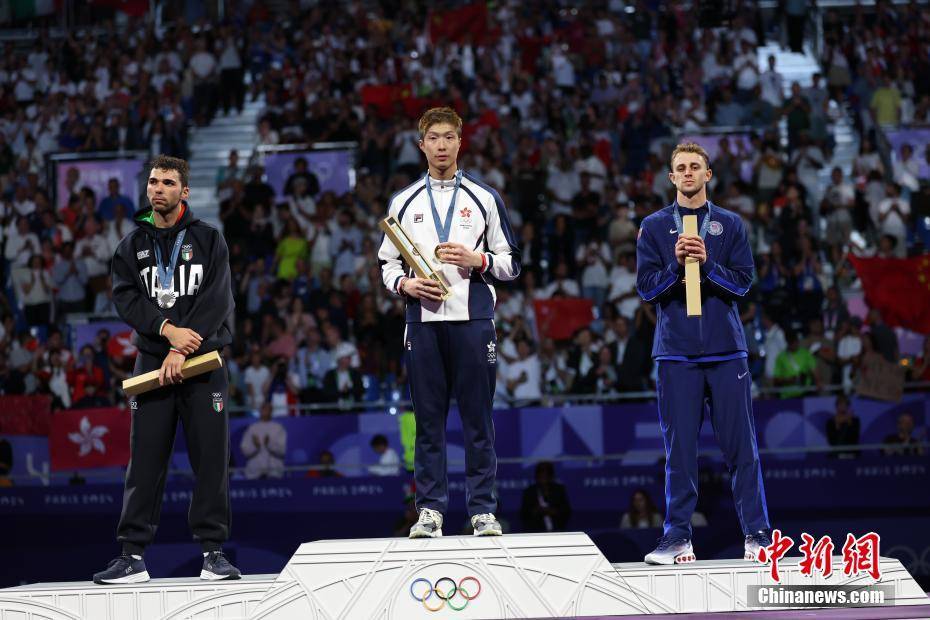 (巴黎奥运会)中国香港选手张家朗夺得击剑男子个人花剑金牌