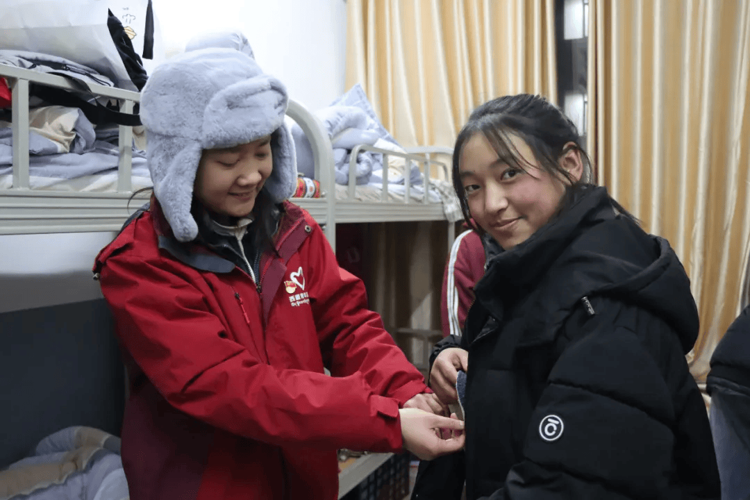 ""云支教?云支教是什么呀老师?"学生们好奇地问.