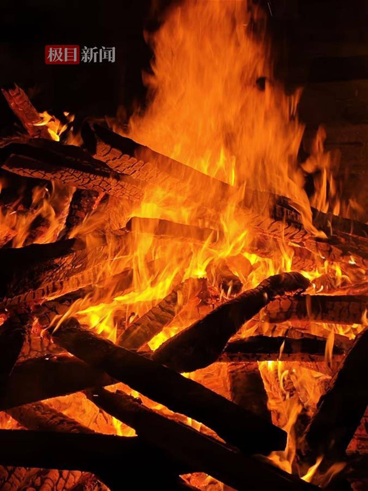 西昌火把节狂欢启幕,两天超30万人参与_活动_游客_篝火