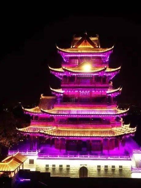 夜幕之下的琅琊山被城市点点灯光照亮,山林间显得格外幽静而神秘.