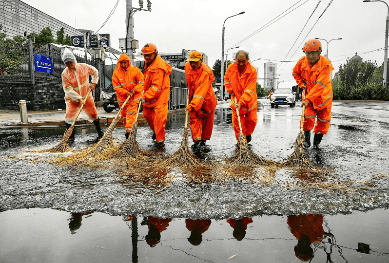 上午北京城区已降暴雨，地铁52条线路有变化→