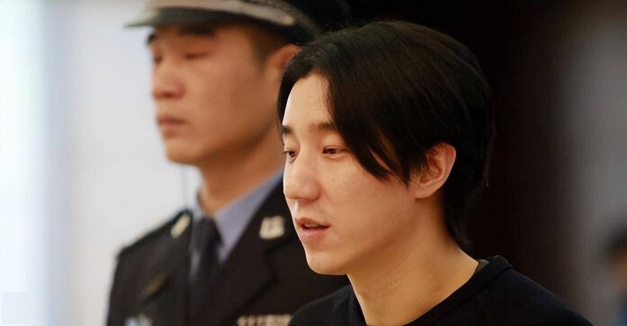 家班,还有他的独子房祖名,都需要依靠他,这或许是成龙迟迟没有退出