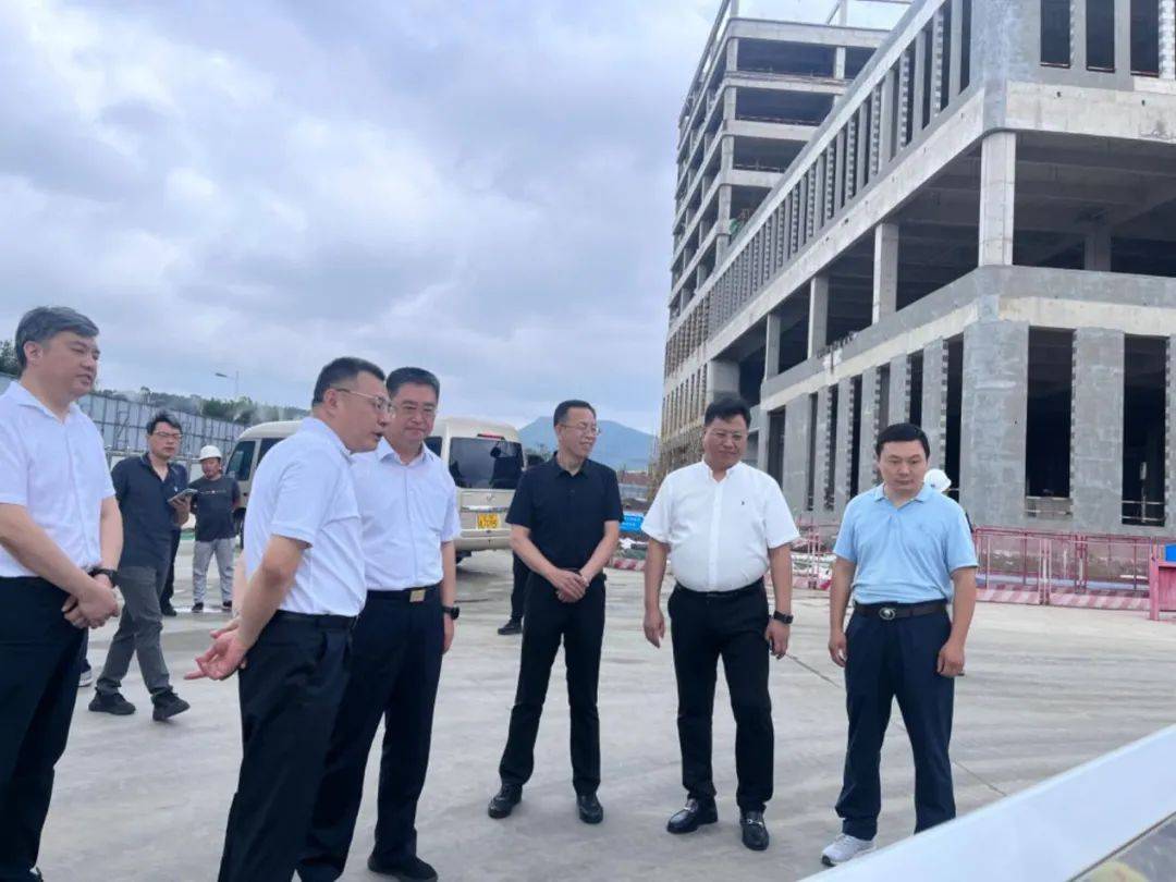 锦州市常务副市长刘西明,市发改委主任董春艳,凌河区委书记马晓春等