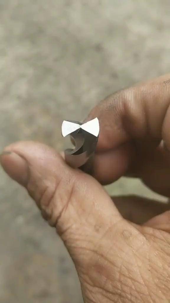 我厂60年老钳工磨得平钻头,老铁们看看怎么样?