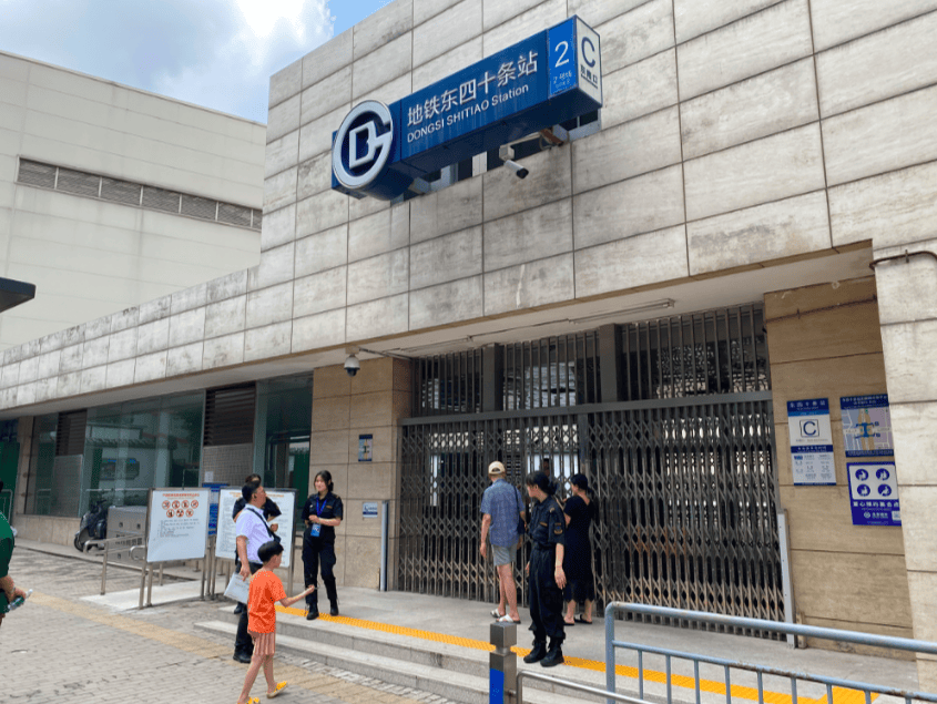 一乘客翻越站台门,北京地铁1号线,2号线多站临时封站_运营_建国门