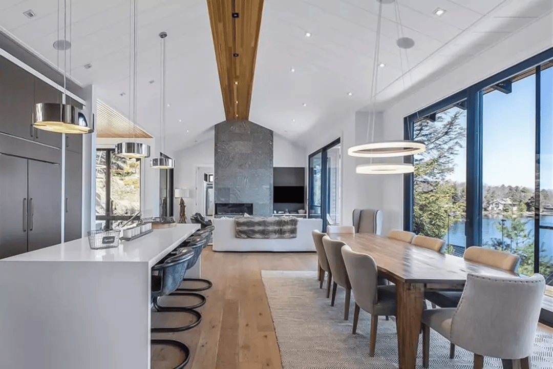 内部装修高端,共计4370平方英尺的生活空间(约406平米).