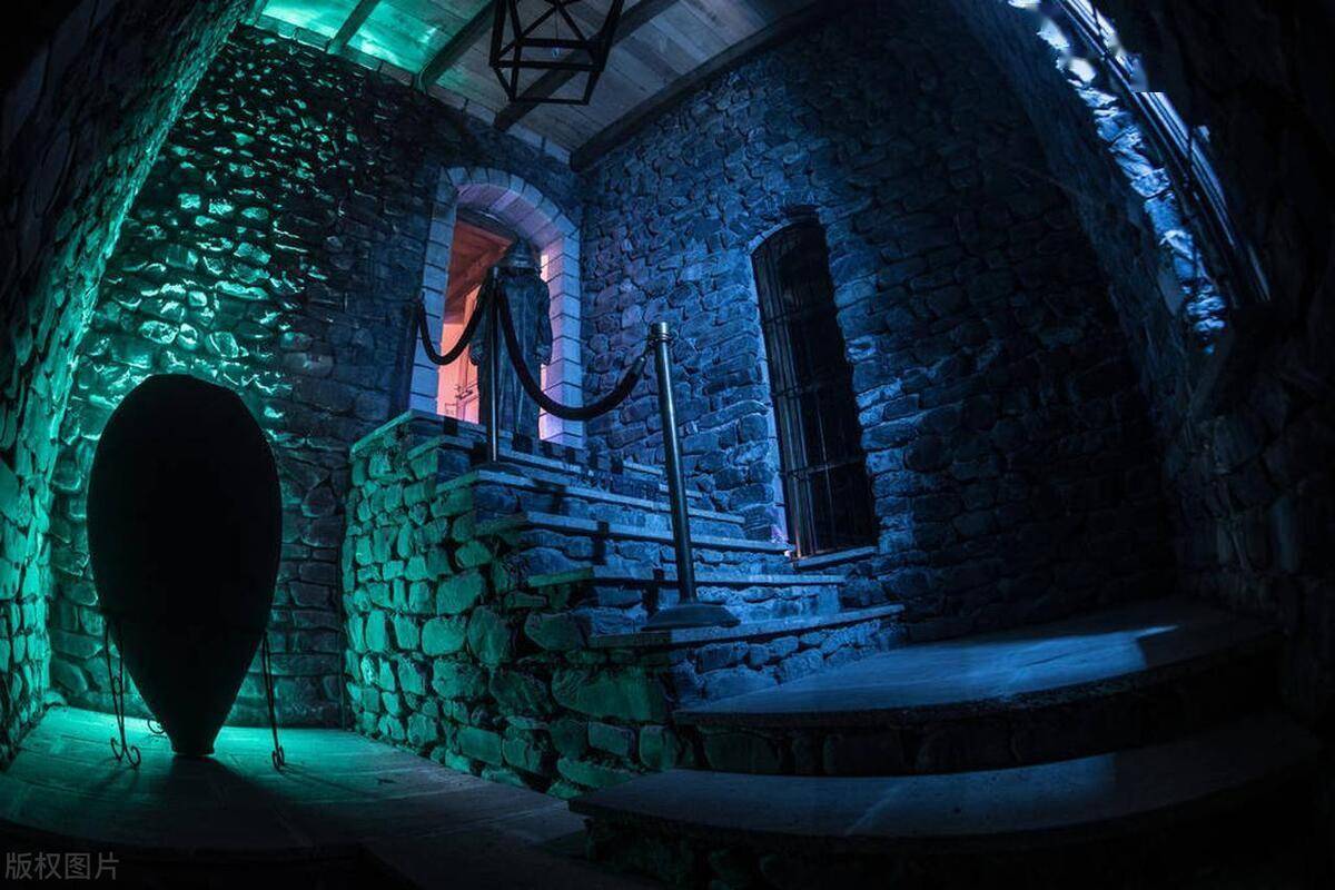 对于喜欢寻求刺激与冒险的游客来说,鬼屋无疑是不可错过的体验.